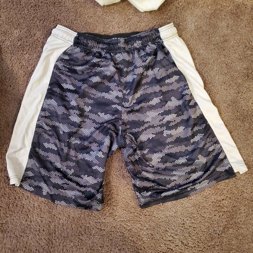 Everlast Camo Athletic Workout Shorts w. White Side Panels - Large